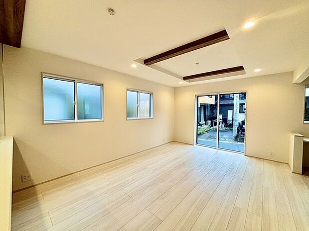 家族や友人、両親、親戚とこれから沢山の時間を紡ぐのだろう。そこを彩るのは窓から見える青い空、心地よい緑。そんなイメージが膨らむリビングスペース。