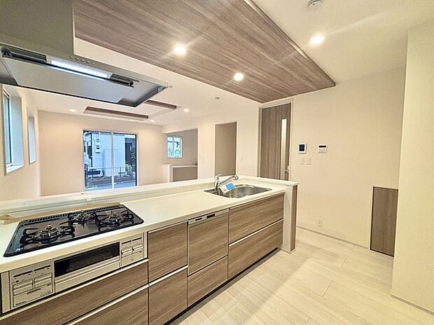 キッチンはオープンカフェスタイルだからリビングとの一体感はバッチリ。毎日のお料理時間も楽しくなりそうです。