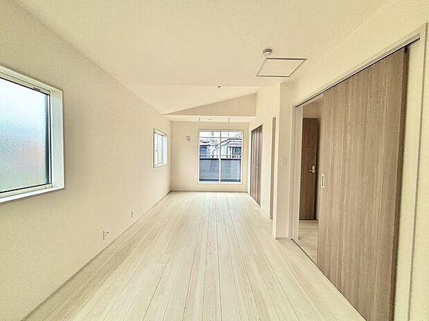 ご家族様の成長に合わせて、仕切りをつけれる洋室です。