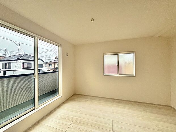 どんな家具にでも相性が良い清潔感ある白色調のクロスを採用。主張しすぎない配色、耐久性にも優れた床材は日々のメンテナンスも楽に、快適に過ごして頂けるよう考えられています。