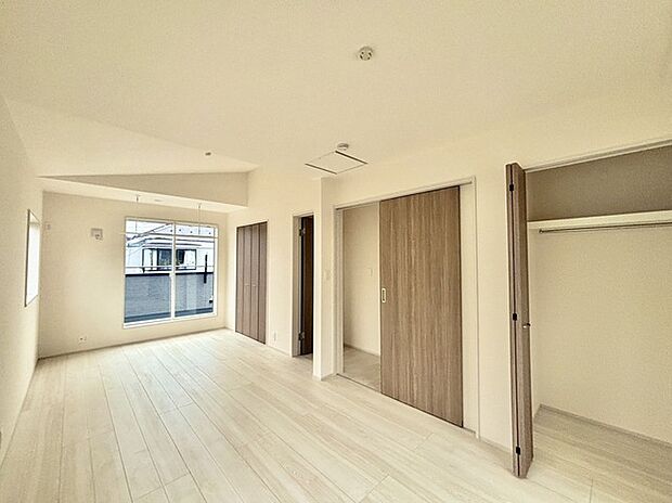 ご家族様の成長に合わせて、仕切りをつけれる洋室です。