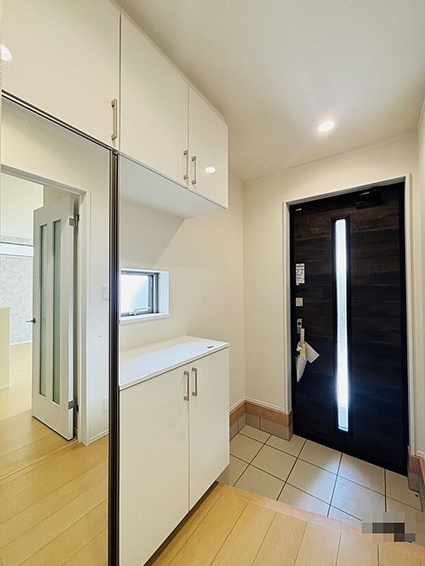 お宅の顔となる明るく開放的な玄関。ご家族皆様様の靴を収納できるスペースと全身鏡があり、お出掛け前に身だしなみチェックもできます。 