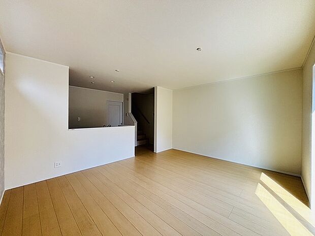 家族団欒のリビング。陽光差し込む食卓には家族の会話とスマイルが溢れます。いつまでもここで食卓を囲みたくなる、そう感じさせてくれるスペース。