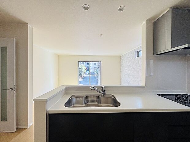 リビングにいる家族の顔が見渡せるカウンターキッチン。お料理もより一層おいしく、楽しく。食器棚を背面に設置しても十分な広さを確保しています。 