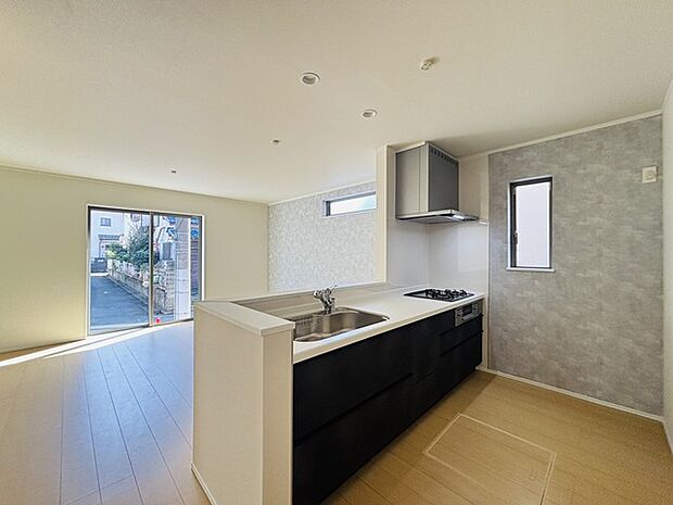 家族が一番集まる場所だから広々としつつも素敵な空間であって欲しい。皆がくつろぐリビングからキッチンまでが一つに繋がる空間。