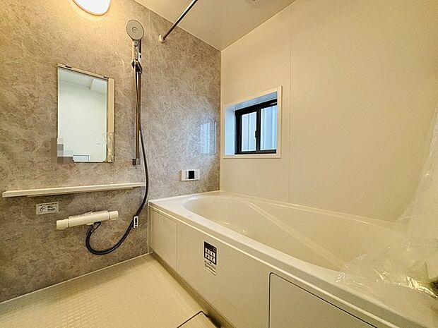 落ち着いた色味の浴室で1日の疲れをゆっくりと癒してください。 