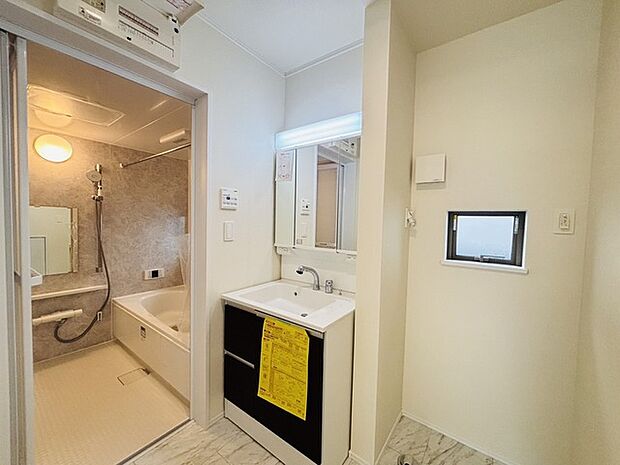 お出かけ前の身だしなみに一歩差がつく三面鏡。ミラー裏にはたっぷり収納もございます。