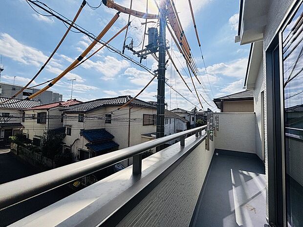 陽ざしが差込む明るいバルコニー。奥行きのあるバルコニーはお洗濯時に助かります。 