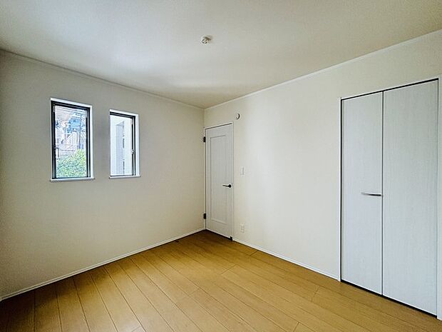 どんな家具にでも相性が良い清潔感ある白色調のクロスを採用。主張しすぎない配色、耐久性にも優れた床材は日々のメンテナンスも楽に、快適に過ごして頂けるよう考えられています。 