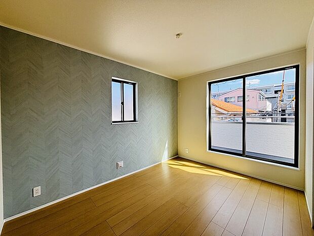 大きな開口部から明るい光が差し込む、日中の室内の明るさがこの部屋の魅力です。 