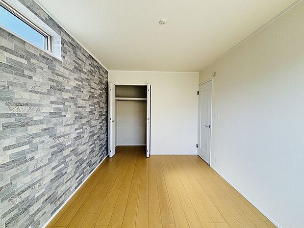 大きな開口部から明るい光が差し込む、日中の室内の明るさがこの部屋の魅力です。 