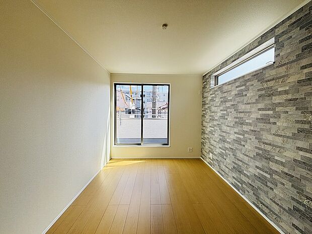 バルコニーに面した6.75帖の洋室。開口部からは優しい陽光が差し込み心地よい風が通り抜けます。 