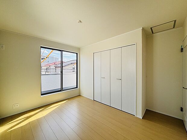 広々収納で、仕事着、普段着をまとめて収納できます。 