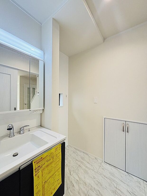 ゆとりの洗面スペースで朝の身支度もスムーズに行えます。