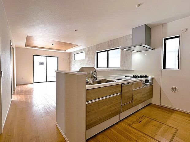 家族の集うリビングには色々な方向から光が差し込む設計に。家族のコミュニケーションが弾むスポットだから明るい雰囲気であってほしい。 