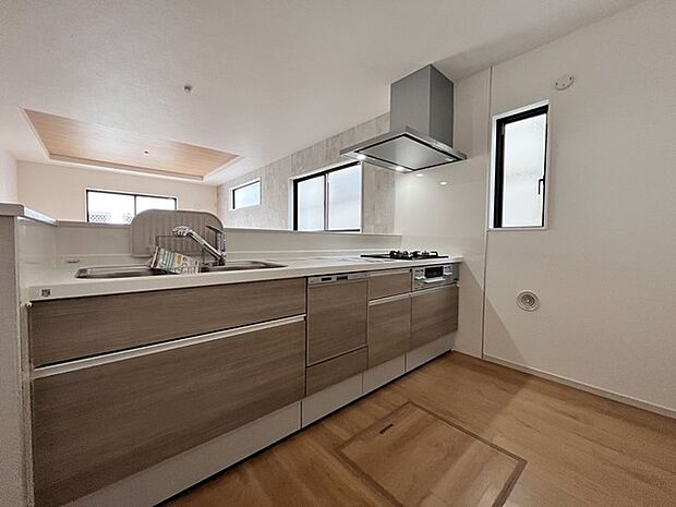 明るい光が降り注ぐ窓があるキッチンはお料理を作る時の気持ちもいつもより明るくなります。近くに窓があるので換気もしやすいですね。 