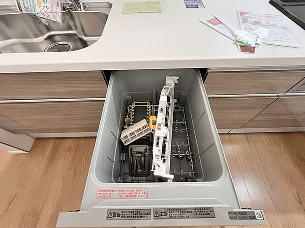 時短に活躍する食器洗浄機や一杯の水も楽しめる浄水器があるシステムキッチン。 