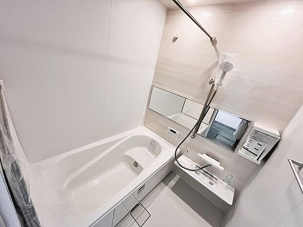 その日の疲れをゆっくりと落としてくれる場所、お子様との大事なひと時を楽しくしてくれる場所。曲線美も感じられるくつろぎのバスタブは、半身浴も楽しめる居心地の良さ。 