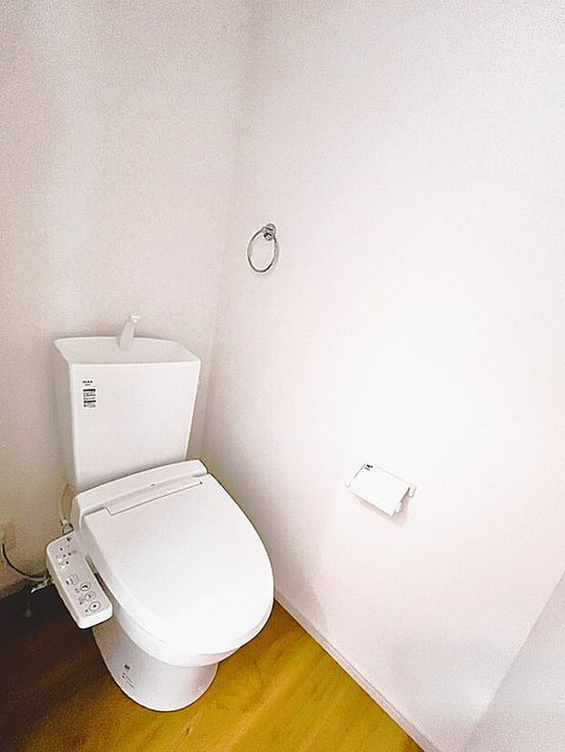 ウォシュレット機能付きのトイレ。 