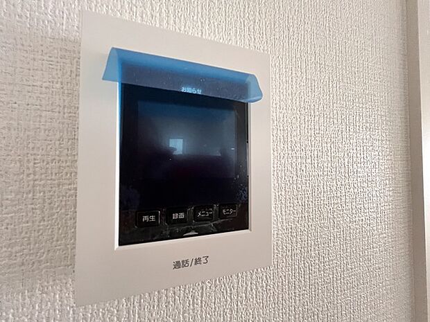 録画機能もあり、どのような人が何時に来訪されたのかが分かります。防犯上はもちろん、お届け物などの把握にも便利です。ライトが付いているので、夜間でも安心です。  