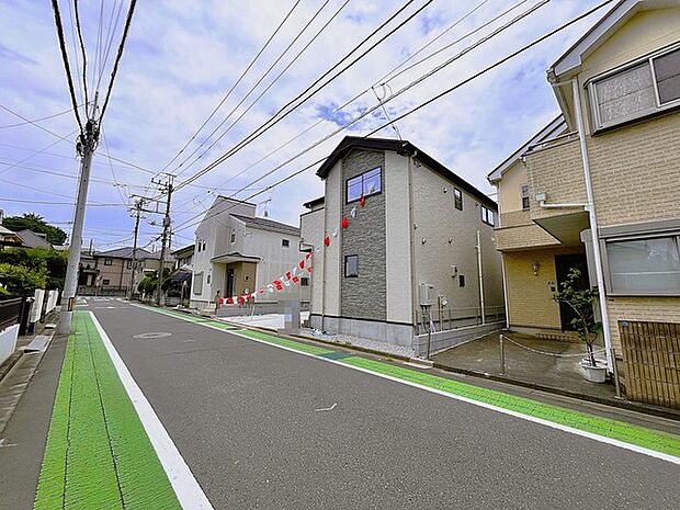 13.0m幅員の道路に面しておりお車の運転が苦手な方でも安心して出入りいただけます。 