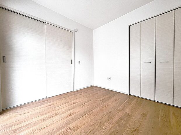 扉を開放するとLDKと洋室を一体利用できる空間！扉を閉めると独立した空間としても活用できます。 