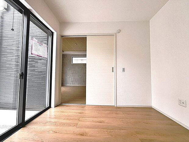 扉を開放するとLDKと洋室を一体利用できる空間！扉を閉めると独立した空間としても活用できます。 