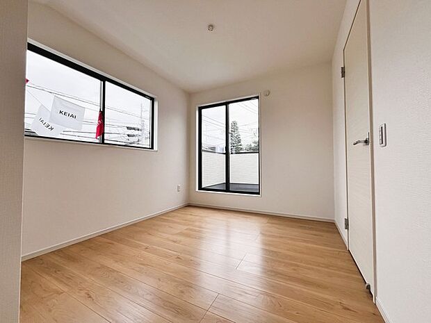 バルコニーに面した5.6帖の洋室。開口部からは優しい陽光が差し込み心地よい風が通り抜けます。 