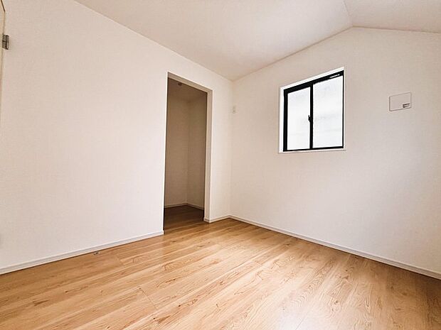 今からここを誰のお部屋にしようか、そんな洋室。大きさは5.6帖です。 