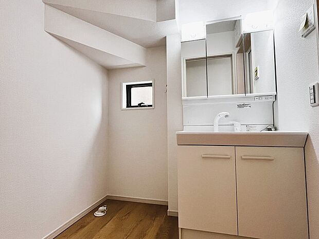 使い勝手の良い洗面台、窓があることで換気もしやすく清潔感のある空間を保てます。 