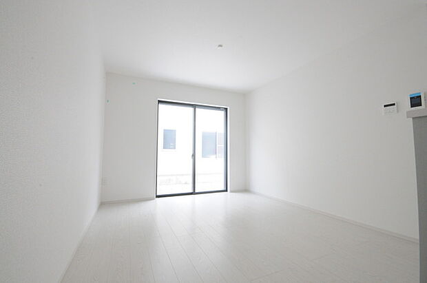 家族や友人、両親、親戚とこれから沢山の時間を紡ぐのだろう。そこを彩るのは窓から見える青い空、心地よい緑。そんなイメージが膨らむリビングスペース。 