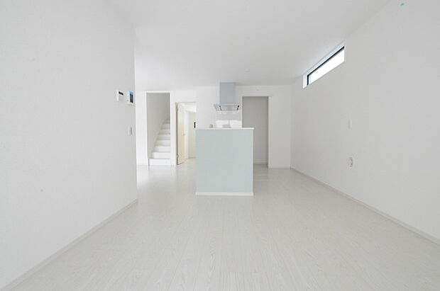 白を基調にした内装なのでどんな家具にでも合いそうです。 