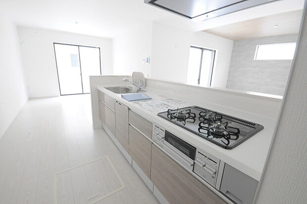 家族団欒のリビング。陽光差し込む食卓には家族の会話とスマイルが溢れます。いつまでもここで食卓を囲みたくなる、そう感じさせてくれるスペース。 