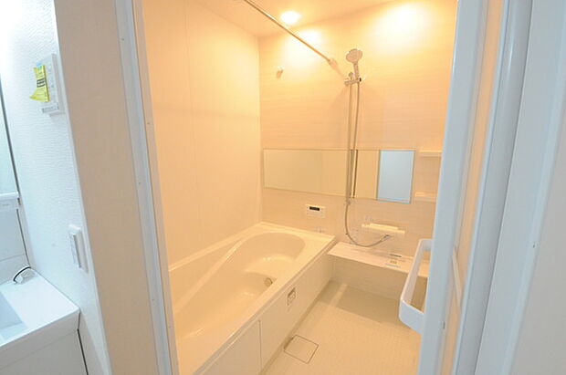 一緒にお風呂に入っている子供達の声がリビングまで聞こえてきそうな広々とした1坪バス 