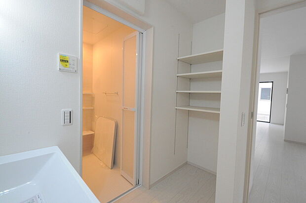 ランドリースペースにも収納付きです。 
