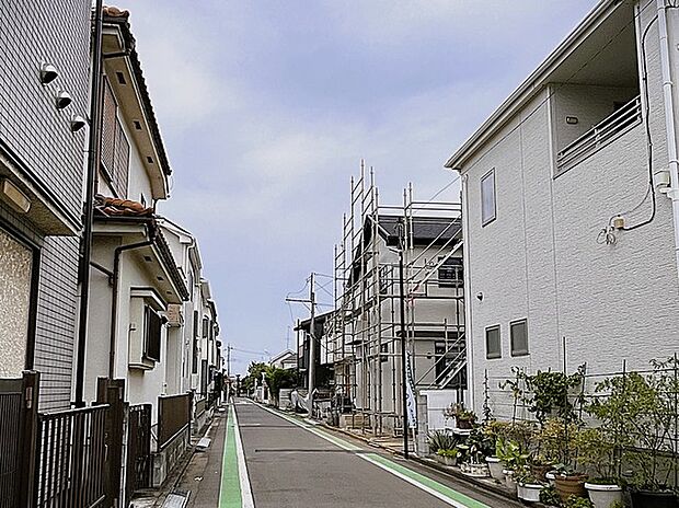 5.0m幅員の道路に面しておりお車の運転が苦手な方でも安心して出入りいただけます。