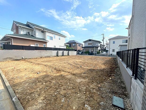 空と雲が広がる青空の下、整えられた大地からは、これからの暮らしを育む豊かな可能性が感じられます。開放的な空間が、あなただけの理想の住まいづくりを静かに後押ししてくれるようです