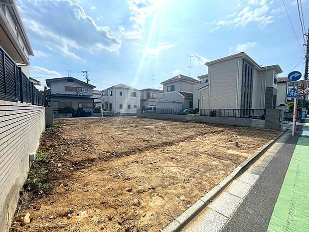 青い空と白い雲が広がる開放的な空間。整備された土地は、これから始まる新しい暮らしへの期待感を抱かせます。周辺には整然とした住宅街が広がり、穏やかな雰囲気に包まれています