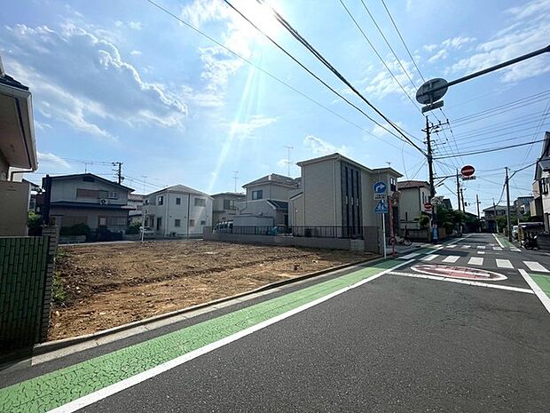 青い空と白い雲が広がる穏やかな日差しの中、これから始まる暮らしを想像させる、広々とした心地よい空間が広がっています