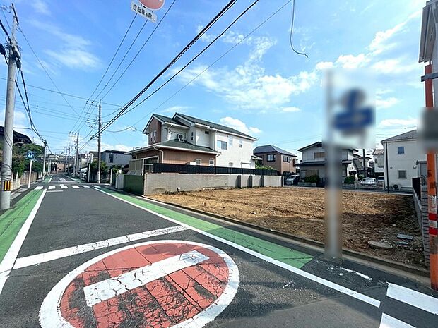 青い空と白い雲が広がる、穏やかな街並みに佇むこの場所から、あなたの新しい暮らしが始まります