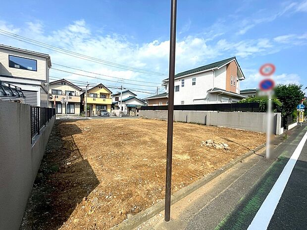 青い空と白い雲が広がる、開放感あふれる土地。個性豊かな街並みに調和し、穏やかな日常が描かれる、ゆとりに満ちた立地です
