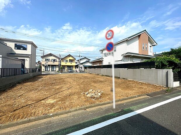 広がる青空の下、整備された整然とした街並みに佇む、あなただけの理想を叶えるための自由な空間
