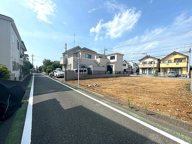 広がる空の下、整然と並ぶ街並み。新しい生活が始まる、自由な発想を形にするためのキャンバスがここにあります。静かで落ち着いた日常に、心地よい風が通り抜けるような、穏やかな時間が流れる場所です