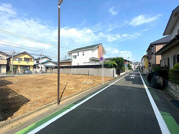 澄み渡る青空の下、穏やかな時が流れる住宅街。整えられた区画は、あなただけの理想の暮らしを育むキャンバス。心地よい風を感じながら、未来への想いを馳せるひととき