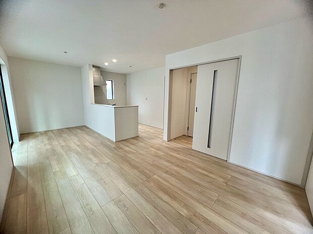 夕食の時間。家族、友人、両親、親戚との会話がより料理を美味しくしてくれる。あっという間に時間が過ぎてしまう居心地の良さは、普段はほっとする空間としてここにあります。 