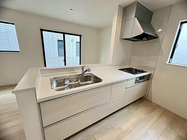 人工大理石を使用したシステムキッチン。永く傷つきにくく、お手入れもしやすい高機能性です。 