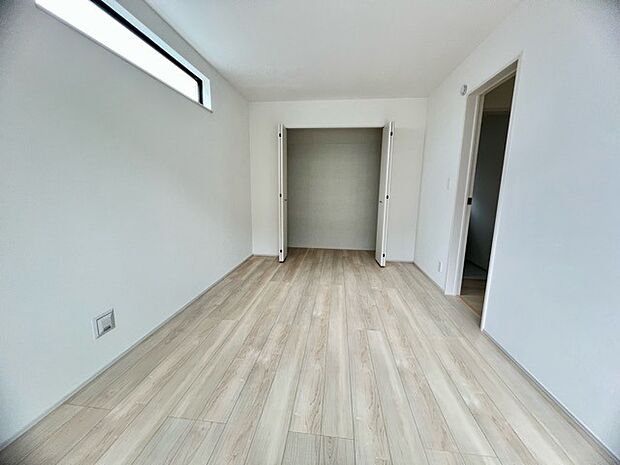 どんな家具にでも相性が良い清潔感ある白色調のクロスを採用。主張しすぎない配色、耐久性にも優れた床材は日々のメンテナンスも楽に、快適に過ごして頂けるよう考えられています。 