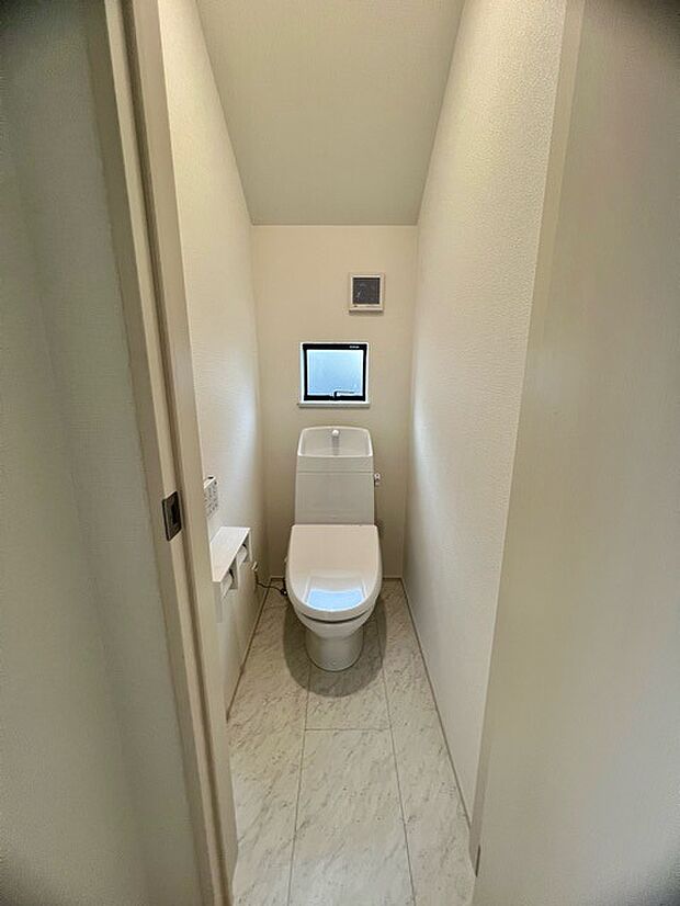 ウォシュレット機能付きのトイレ。換気のしやすい窓付きで、収納もあり実用性も兼ね備えた造り。 