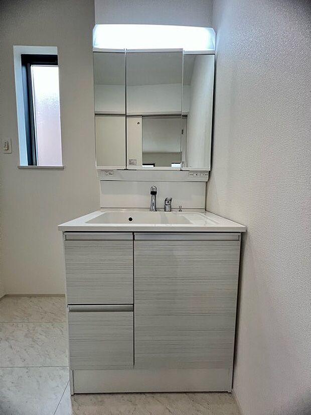 お出かけ前の身だしなみに一歩差がつく三面鏡。ミラー裏にはたっぷり収納もございます。 