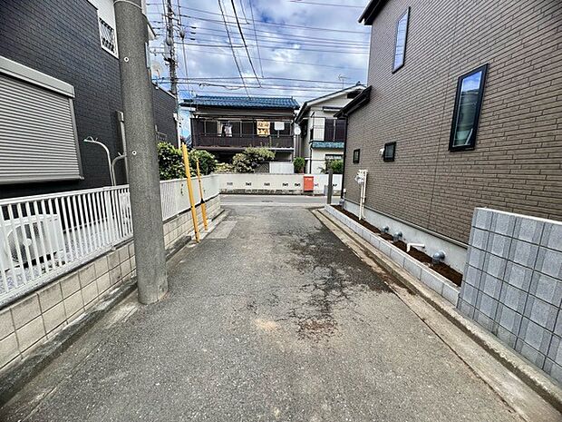 前面道路は通り抜けができないため、交通量が少なく静かな住環境です。 